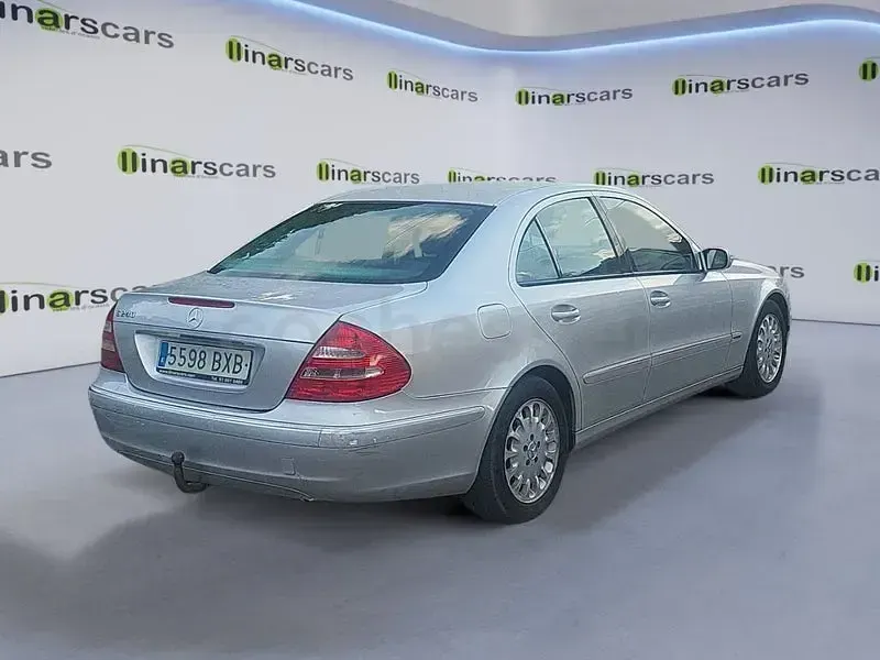 Usado Mercedes E240 Elegance 170 CV (125 kW) 2002 Gris / plata Berlina