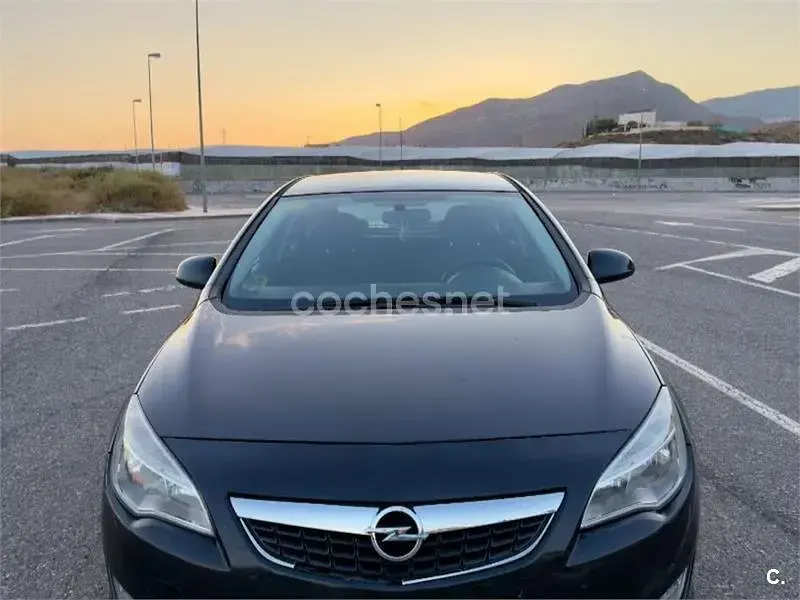 Usado Opel Astra Selective 110 CV (80 kW) 2012 Negro Berlina