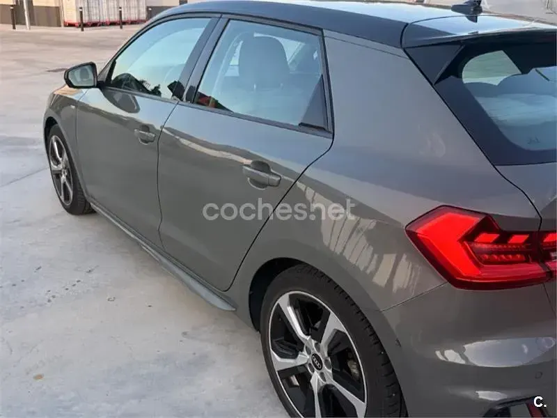 Usado Audi A1 Sportback 110 CV (80 kW) 2021 Gris / plata Utilitario