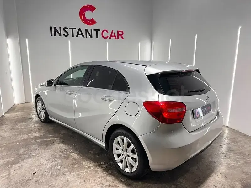 Usado Mercedes A180 136 CV (100 kW) 2019 Gris / plata Berlina