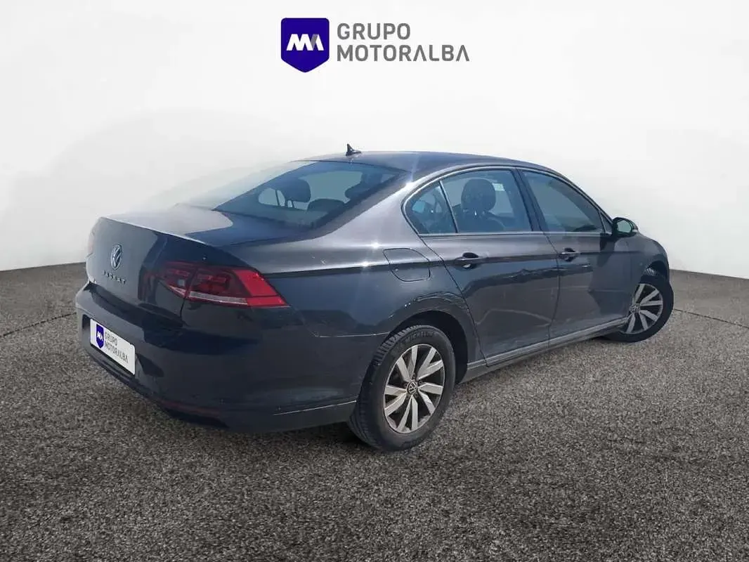 Usado VW Passat 122 CV (89 kW) 2022 Gris Familiar