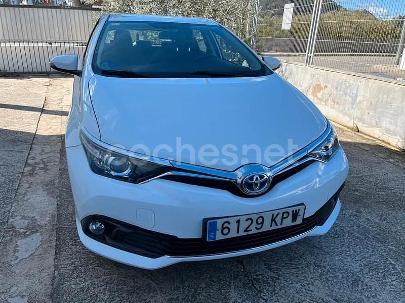 Usado Toyota Auris Hybrid Business Edition 136 CV (100 kW) 2018 Blanco Berlina