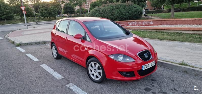 Usado Seat Altea Sport 105 CV (77 kW) 2004 Rojo Monovolumen