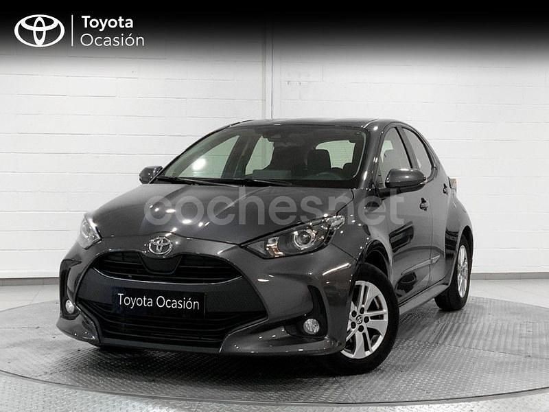 Gris / plata Usado 2022 Toyota Yaris Berlina | 16.400 € (Precio justo) - Imagen 1/4