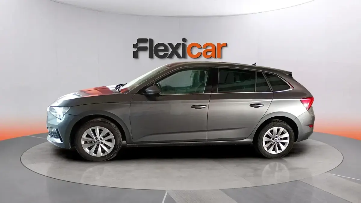 Usado Skoda Scala Selection 116 CV (85 kW) 2024 Gris Utilitario