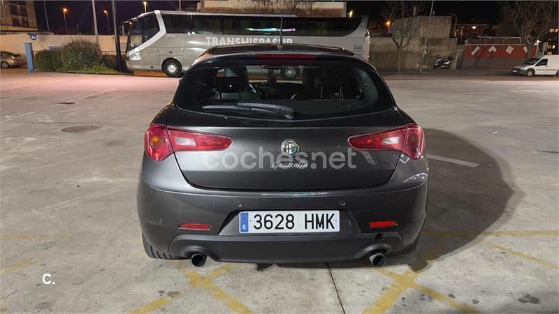 Usado Alfa Romeo Giulietta Distinctive 140 CV (102 kW) 2012 Gris / plata Berlina
