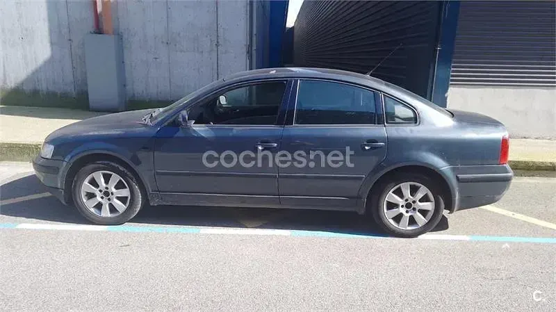 Usado VW Passat Comfortline 110 CV (80 kW) 2000 Azul Familiar
