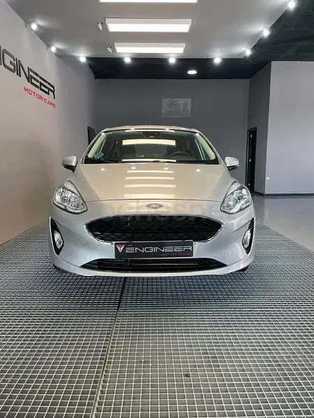Usado Ford Fiesta Trend 86 CV (63 kW) 2018 Gris / plata Utilitario