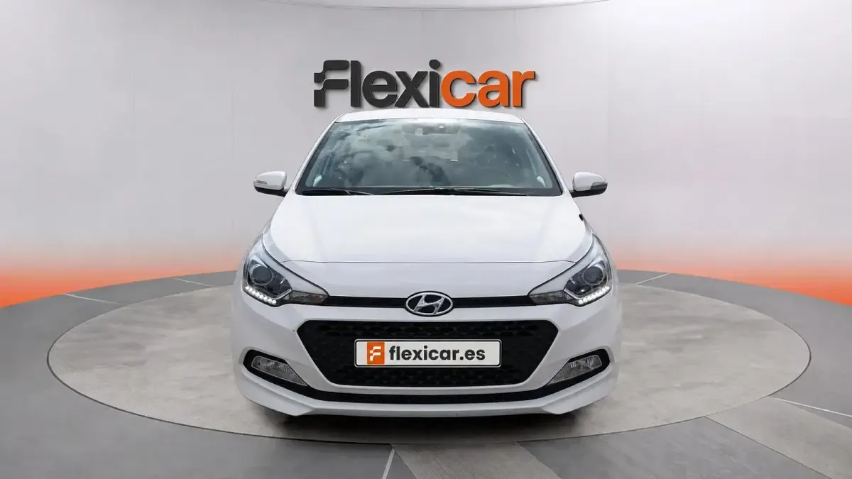 Usado Hyundai i20 84 CV (61 kW) 2015 Blanco Berlina