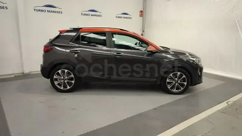 Usado Kia Stonic 110 CV (80 kW) 2018 Gris / plata SUV