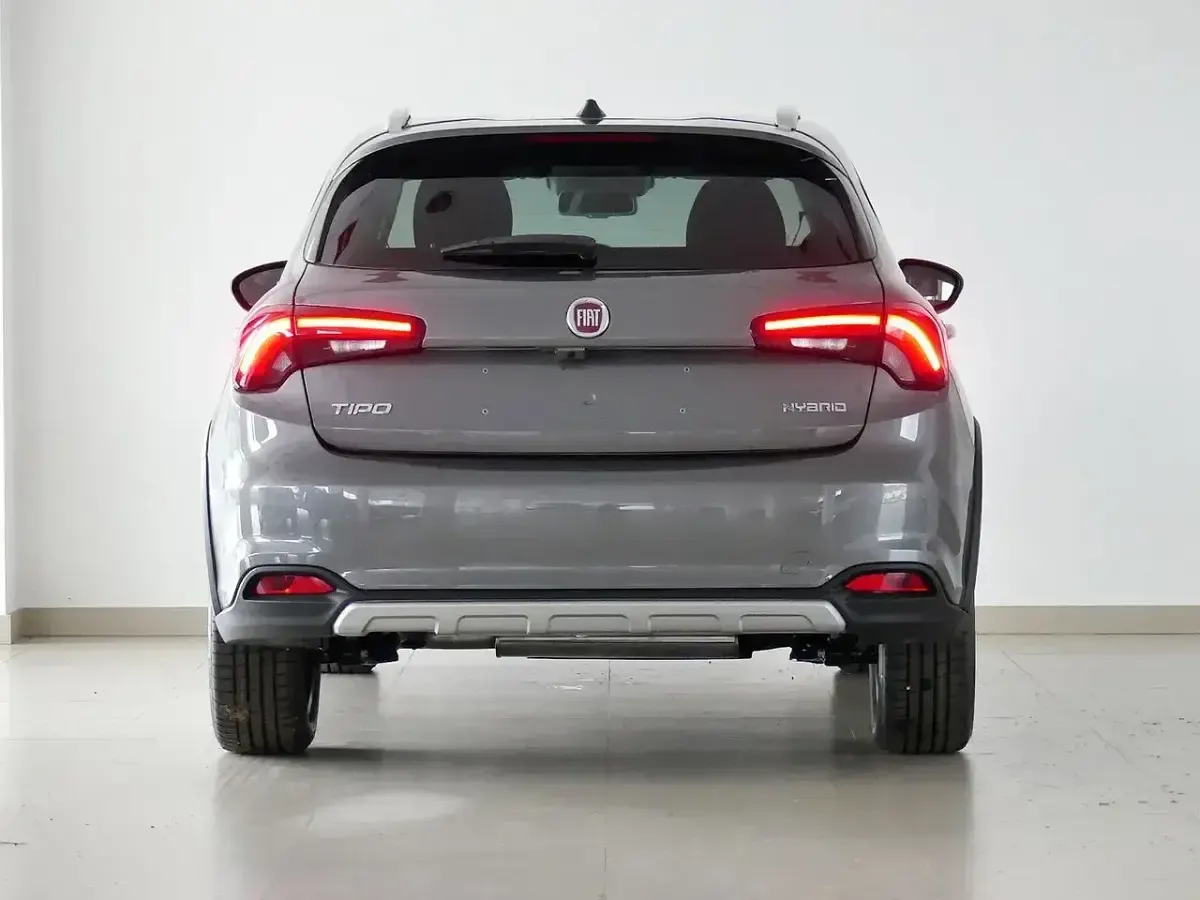 Usado Fiat Tipo Cross 130 CV (95 kW) 2022 Gris Familiar