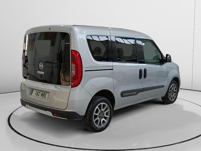 Usado Fiat Doblò Trekking 120 CV (88 kW) 2022 Gris Monovolumen