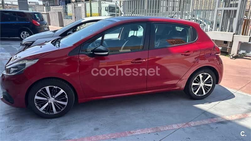 Rojo Usado 2017 Peugeot 208 Allure Utilitario | 7200 € (Precio justo) - Imagen 1/4