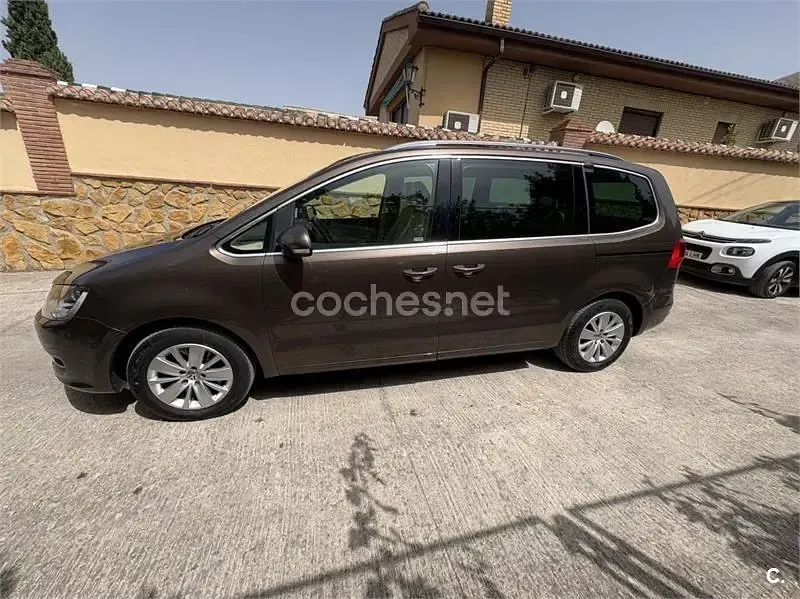 Usado VW Sharan Edition 140 CV (102 kW) 2012 Marrón Monovolumen