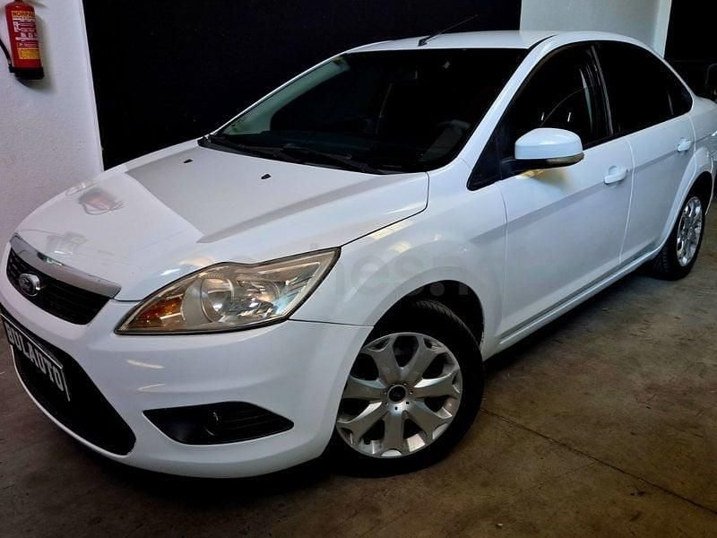 Begagnad Ford Focus Trend 109 HK (80 kW) 2010 Vit Sedan