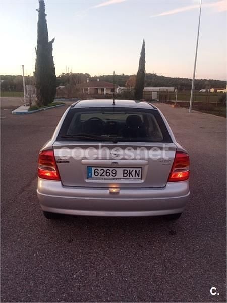 Usado Opel Astra Club 75 CV (55 kW) 2001 Gris / plata Berlina