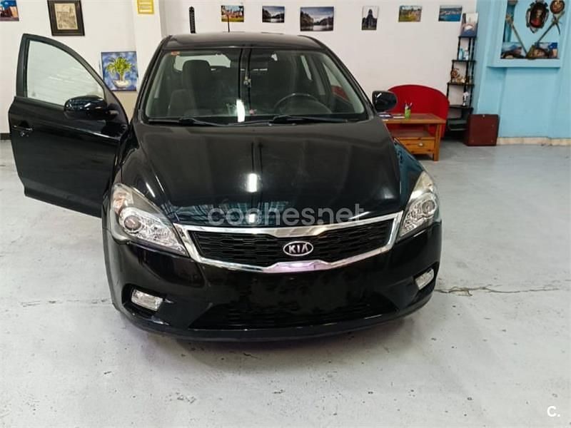 Usado Kia Ceed Active 126 CV (92 kW) 2010 Negro Utilitario