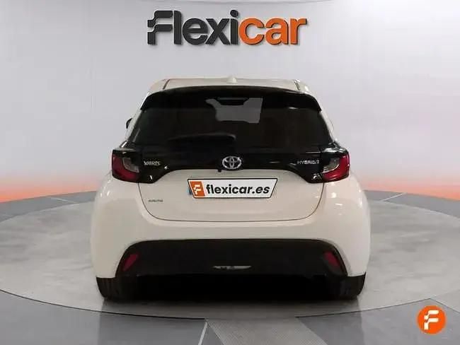 Usado Toyota Yaris Hybrid Business Edition 116 CV (85 kW) 2022 Blanco Berlina