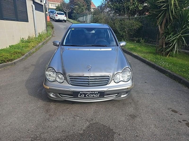 Usado Mercedes C200 Classic 122 CV (89 kW) 2005 Gris / plata Berlina