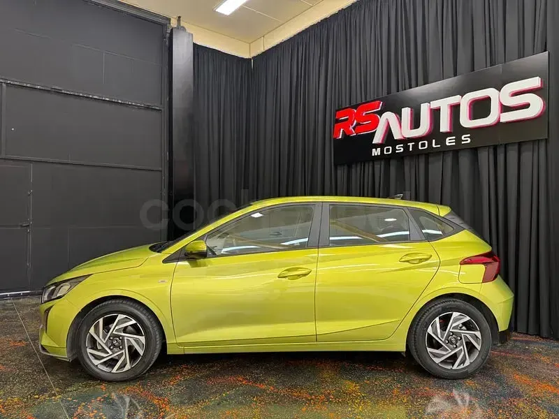 Usado Hyundai i20 100 CV (73 kW) 2024 Verde Utilitario