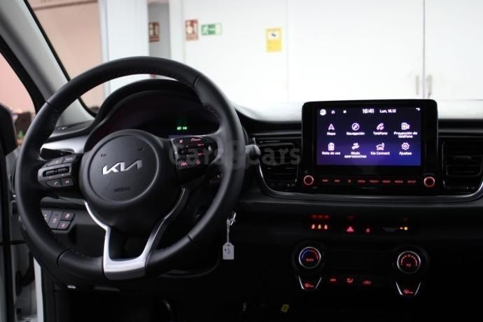 Usado Kia Rio 100 CV (73 kW) 2023 Blanco Berlina