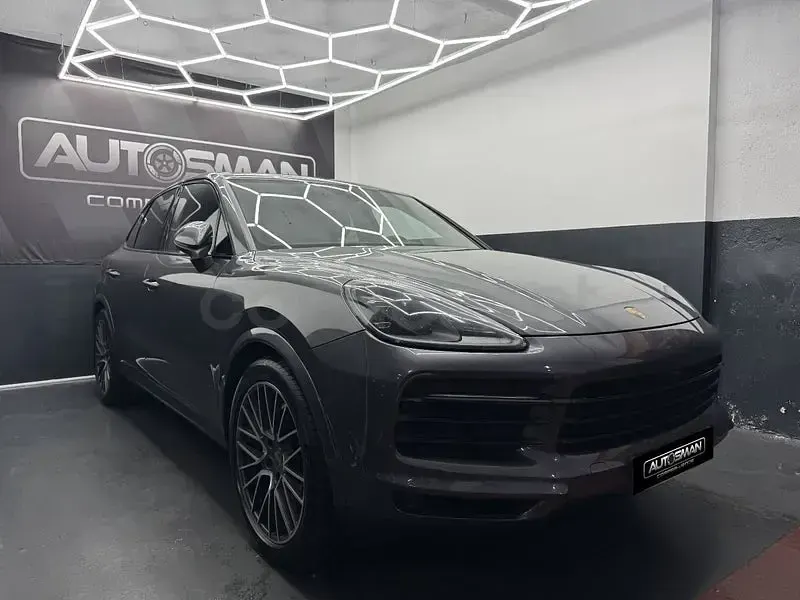 Usado Porsche Cayenne 462 CV (339 kW) 2020 Gris / plata SUV