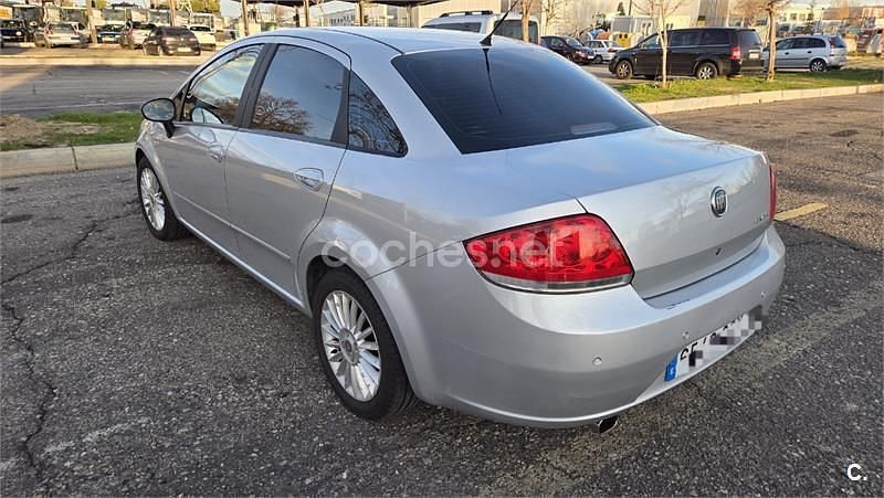 Usado Fiat Linea Dynamic 120 CV (88 kW) 2008 Gris / plata Berlina