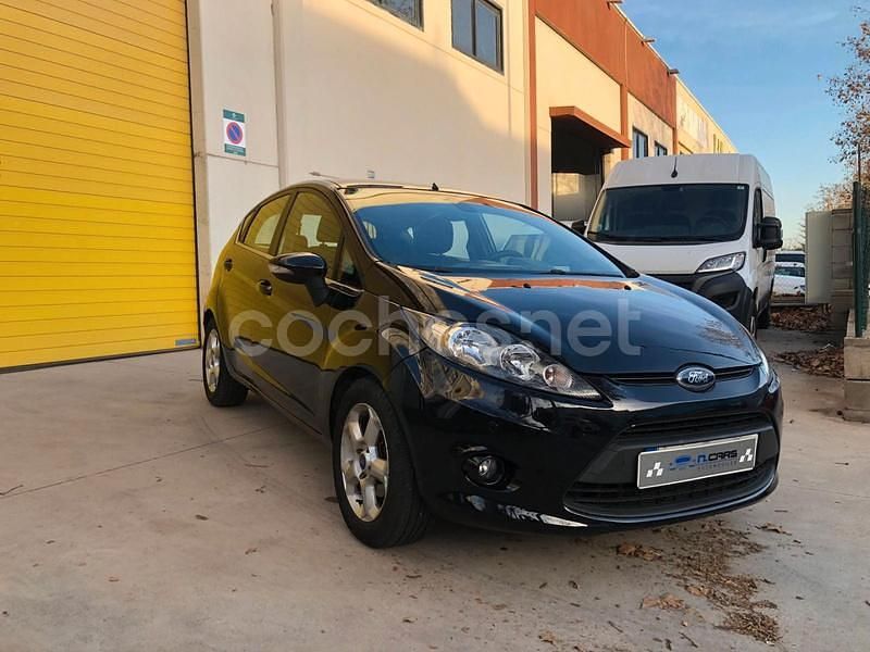Negro Usado 2009 Ford Fiesta Titanium Utilitario | 4900 € (Un poco caro) - Imagen 1/4