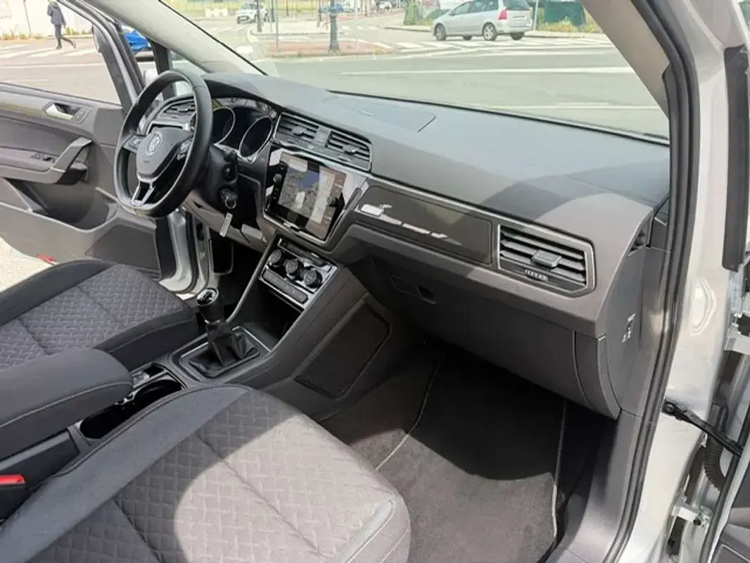 Usado VW Touran Sportline 150 CV (110 kW) 2019 Gris Monovolumen