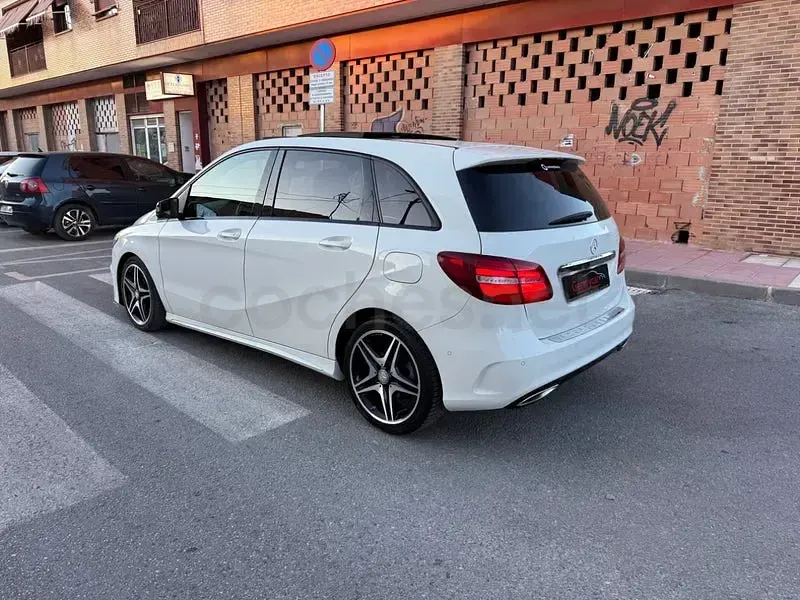 Usado Mercedes B200 AMG line 136 CV (100 kW) 2016 Blanco Utilitario