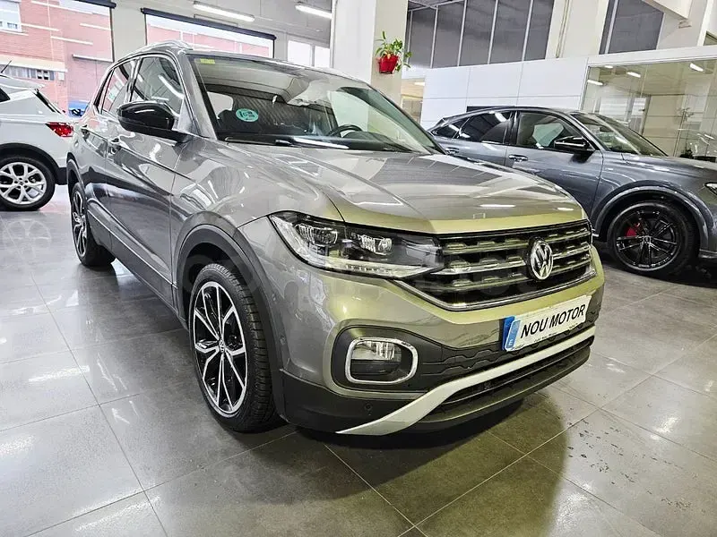 Usado VW T-Cross Sportline 110 CV (80 kW) 2022 Gris / plata SUV
