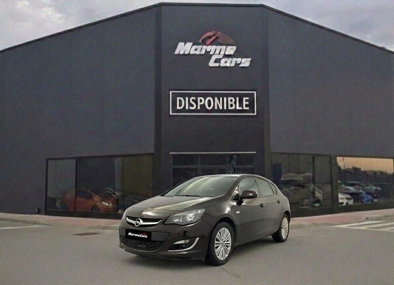 Usado Opel Astra Selective 110 CV (80 kW) 2013 Marrón Utilitario
