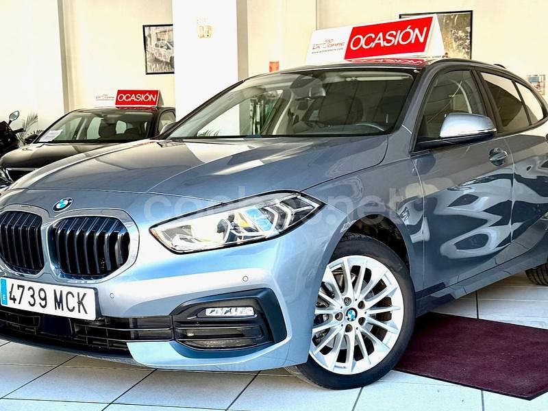Gris / plata Usado 2022 BMW 118 Sport Line Utilitario | 23.900 € (Precio justo) - Imagen 1/4