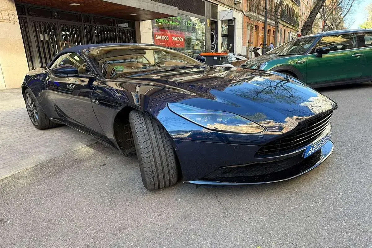 Usado Aston Martin DB11 510 CV (375 kW) 2018 Azul Descapotable