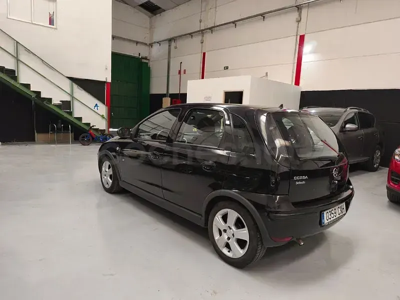 Usado Opel Corsa Enjoy 75 CV (55 kW) 2004 Negro Utilitario