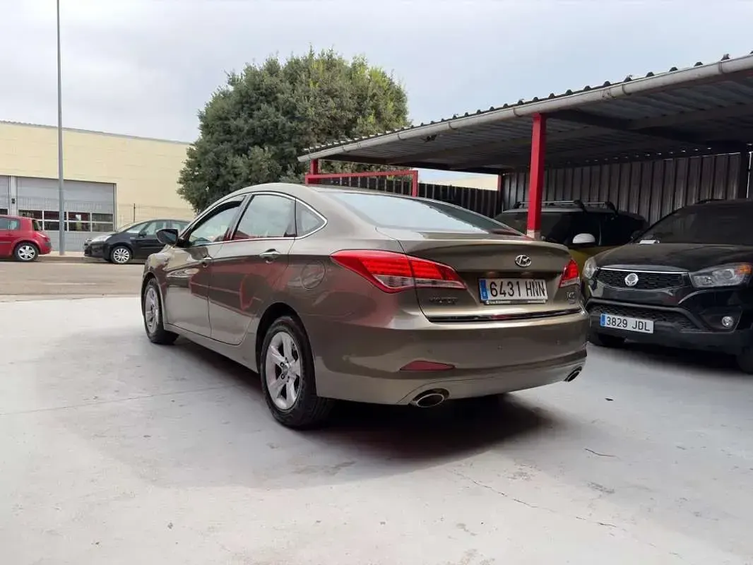 Usado Hyundai i40 116 CV (85 kW) 2013 Beige Berlina