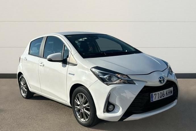 Usado Toyota Yaris Hybrid Active 101 CV (74 kW) 2018 Blanco Utilitario