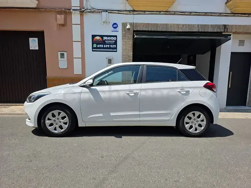Usado Hyundai i20 84 CV (61 kW) 2016 Blanco Berlina