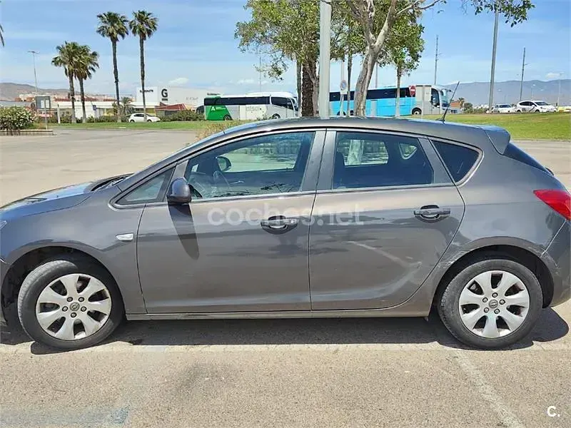 Usado Opel Astra Business 110 CV (80 kW) 2015 Gris / plata Berlina