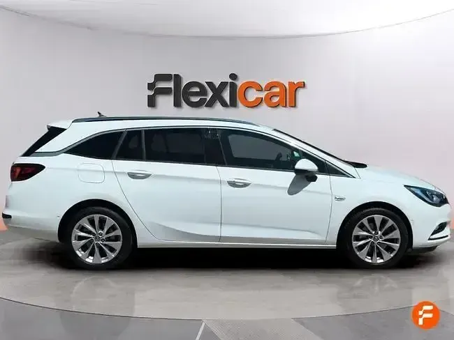 Usado Opel Astra Innovation 136 CV (100 kW) 2019 Blanco Familiar