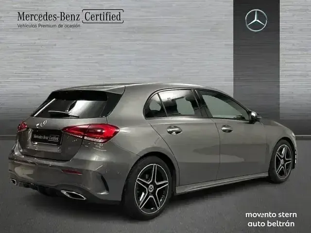 Usado Mercedes A180 AMG line 116 CV (85 kW) 2022 Gris Berlina