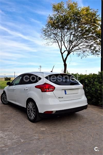 Usado Ford Focus Trend 95 CV (69 kW) 2015 Blanco Berlina