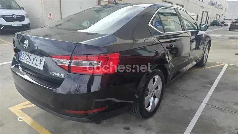 Usado Skoda Superb Ambition 150 CV (110 kW) 2017 Negro Berlina