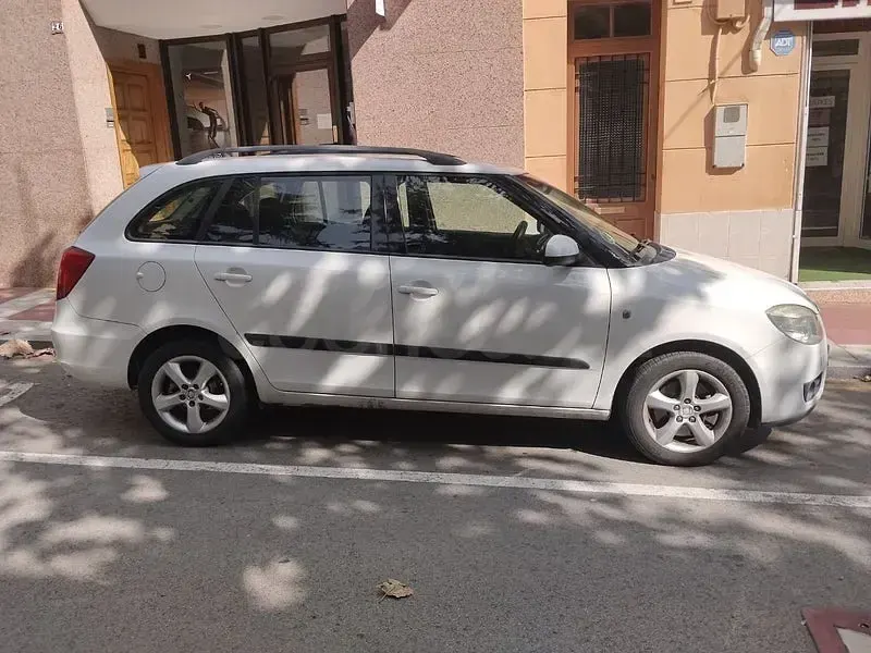 Usado Skoda Fabia Sport 105 CV (77 kW) 2010 Blanco Familiar
