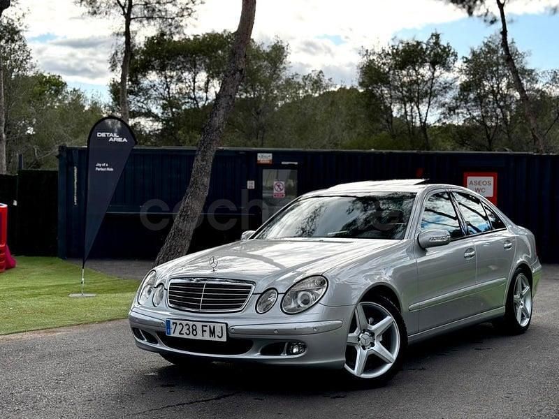 Usado Mercedes E220 Classic 150 CV (110 kW) 2006 Gris / plata Berlina