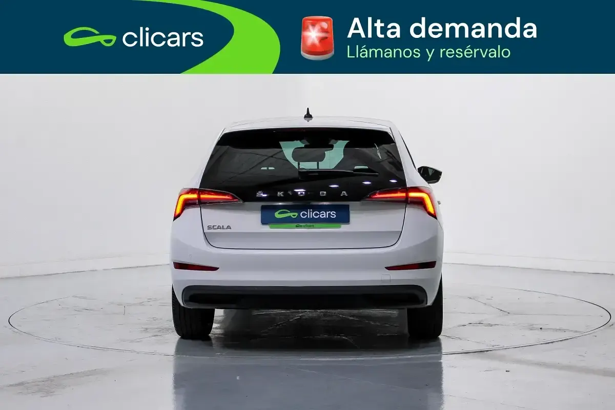 Usado Skoda Scala Ambition 110 CV (80 kW) 2023 Blanco Utilitario