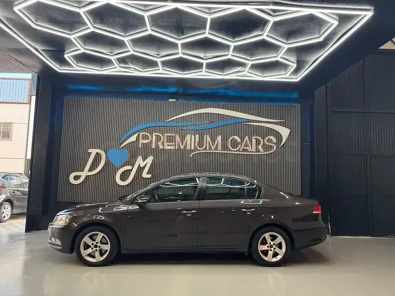Usado VW Passat 140 CV (102 kW) 2012 Negro Familiar