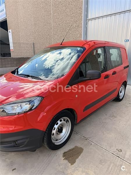 Usado Ford Tourneo Courier Ambiente 75 CV (55 kW) 2015 Rojo Monovolumen