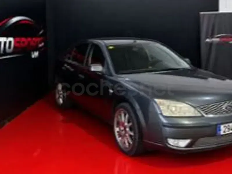 Usado Ford Mondeo Trend 155 CV (114 kW) 2005 Gris / plata Berlina