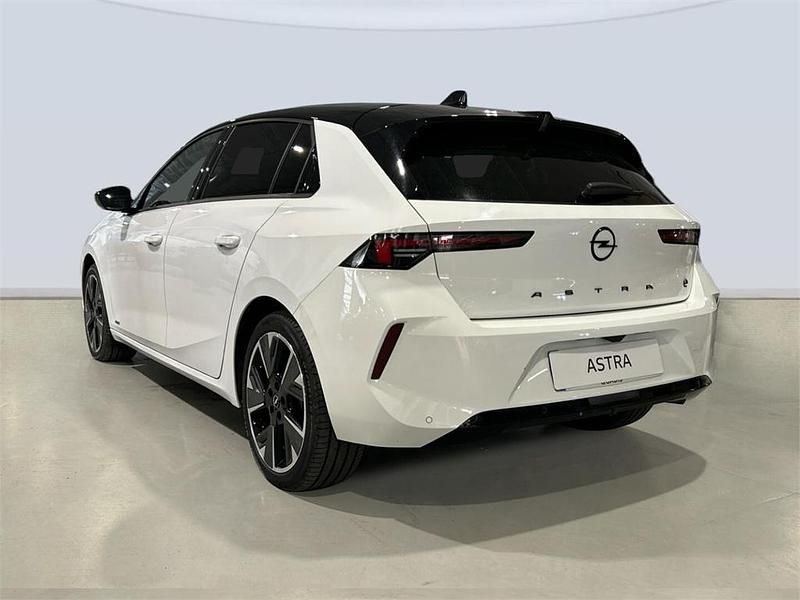 Usado Opel Astra 114 kW (156 CV) 2023 Arktis white Berlina